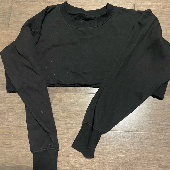 TWEEN DYLAN SUPER CROP CREW SWEATSHIRT
Katie J - VGUC black - Picture 2 of 4